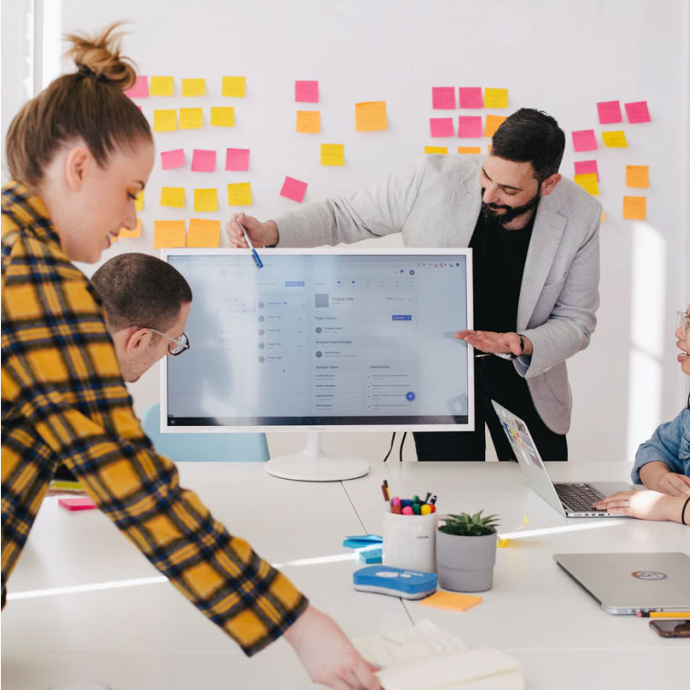 Equipa a planear estratégia de marketing digital para clínicas